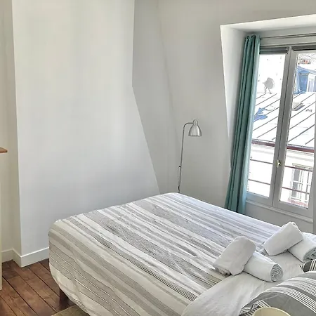 Sunny, Calm With View And Balcony Apartment Paris